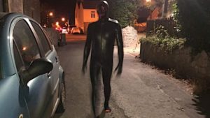 Seorang lelaki memakai sut hitam sepenuhnya dan bertindak menakutkan orang awam di Claverham, England.