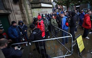 ORANG ramai beratur di hadapan sebuah kedai untuk mendapatkan kasut Adidas edisi terhad di Blackburn.