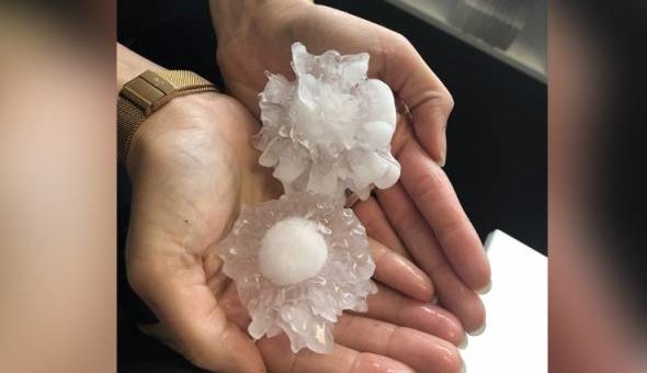 Hujan ais batu di Australia: Netizen bertanya, kenapa bentuk kali ini aneh dan berbeza?