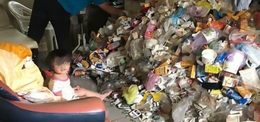 Kanak-kanak perempuan tinggal di rumah penuh sampah