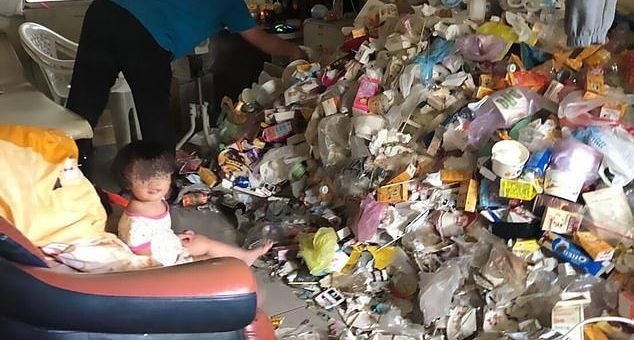 Kanak-kanak perempuan tinggal di rumah penuh sampah
