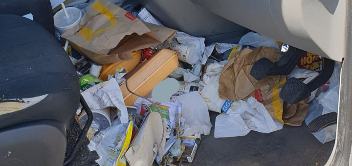 Pemandu didenda gara-gara kereta dipenuhi sampah