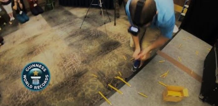 Lelaki catat rekod dunia patah 98 pensel dalam satu minit