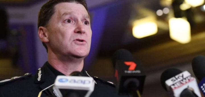 Polis Victoria diberi keizinan tembak mati pemandu yang cuba rempuh pejalan kaki