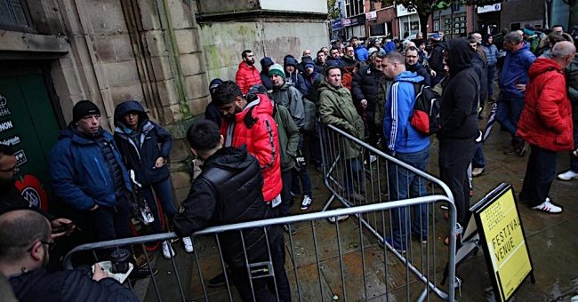 Sanggup beratur tiga hari untuk beli kasut Adidas