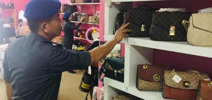 Padah Jual Bag Tangan Tiruan Secara ‘Live’, Premis Diserbu Kastam