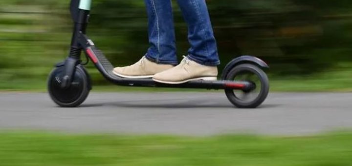 Penjara 6 minggu untuk penunggang e-skuter kerana cederakan pejalan kaki di kolong blok