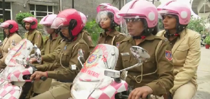 Pasukan khas polis wanita Delhi buat rondaan dengan topi keledar, skuter merah jambu