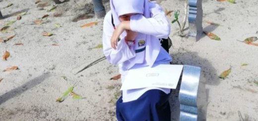 Pelajar sebak baca keputusan peperiksaan di kubur ibu