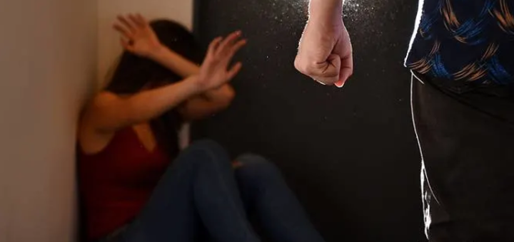 Lelaki ini tumbuk, pijak kepala isterinya di stesen LRT, depan anak