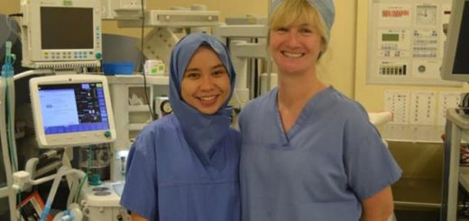 Doktor dari Malaysia cipta tudung pakai buang di UK