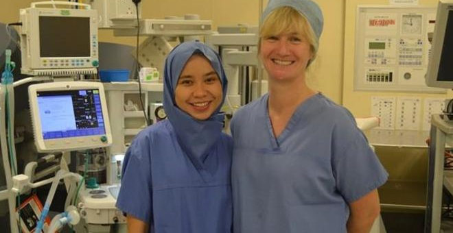 Doktor dari Malaysia cipta tudung pakai buang di UK