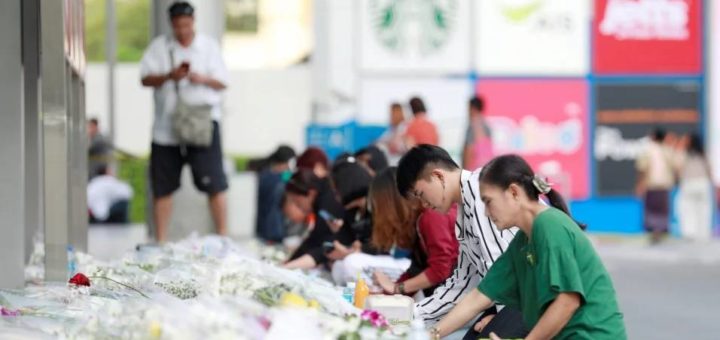 Tragedi tentera mengamuk, pengunjung letak kalungan bunga di lokasi