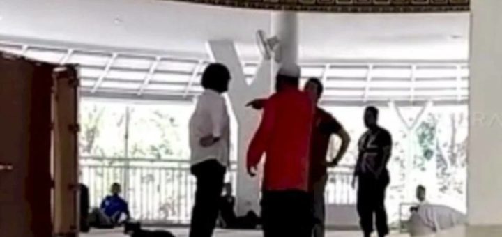 Wanita Indonesia didapati bersalah kerana bawa anjing masuk masjid
