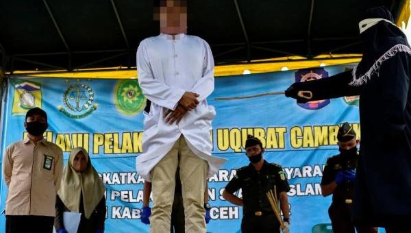 Pasangan Aceh disebat di khalayak ramai