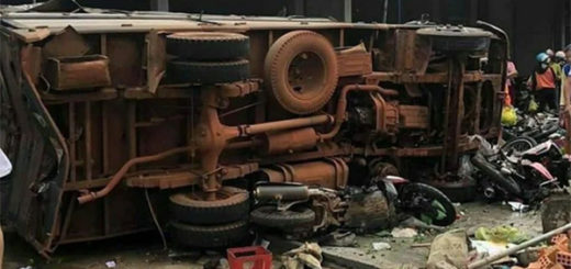 Lori rempuh traktor, 5 mati, 5 parah