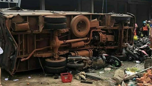 Lori rempuh traktor, 5 mati, 5 parah