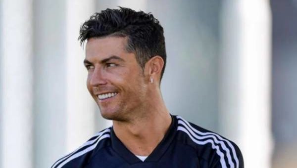 Pemain bolasepak bilionair Ronaldo pertama