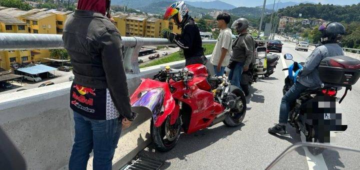 Polis sedang mengesan motosikal lawan arus, yang dipercayai mengakibatkan kemalangan maut