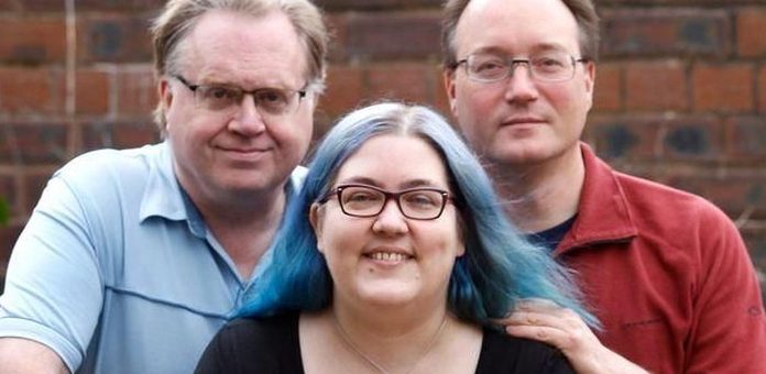 Kisah Wanita Yang Hidup Harmoni Bersama Suami, Tunangan dan 2 Teman Lelaki