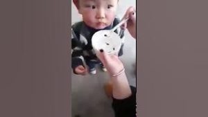 Ibu di China beri anak makan berudu
