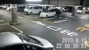 Hantu terakam oleh CCTV di Tempat Meletak Kereta Jepun